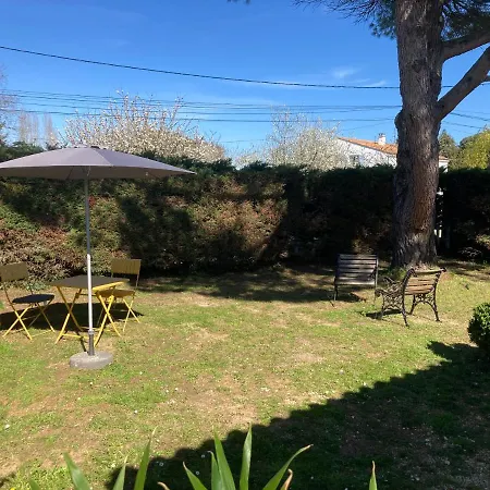 D'hotes Les Roches Bed and breakfast