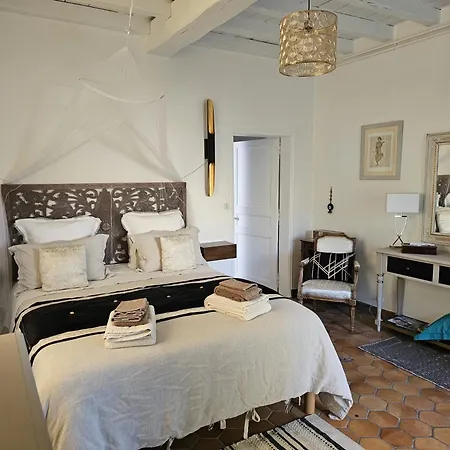 D'hotes Les Roches Bed & Breakfast